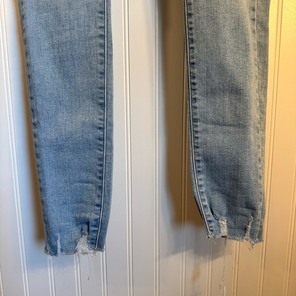 Levi’s 711 Skinny Women’s Jeans Light Wash Distressed Hem Size 29 - Picture 5 of 16